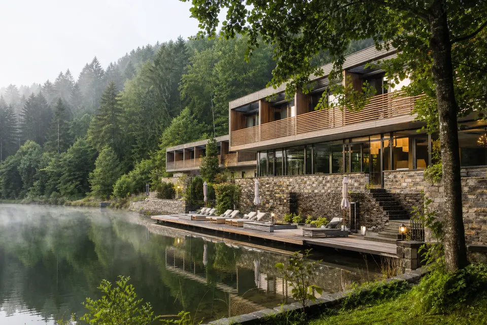 Fiktives ruhiges Wellnesshotel an einem Waldsee in Deutschland