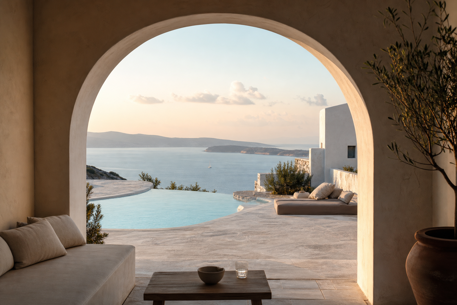 Helle griechische Hotelarchitektur mit Pool und Blick auf die Ägäis
