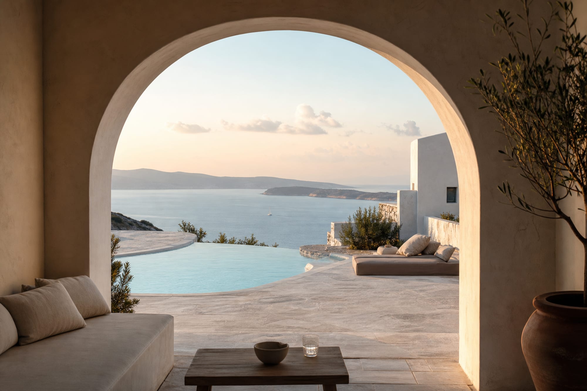 Synthetisch gestaltete helle Hotelarchitektur mit Blick auf die Ägäis