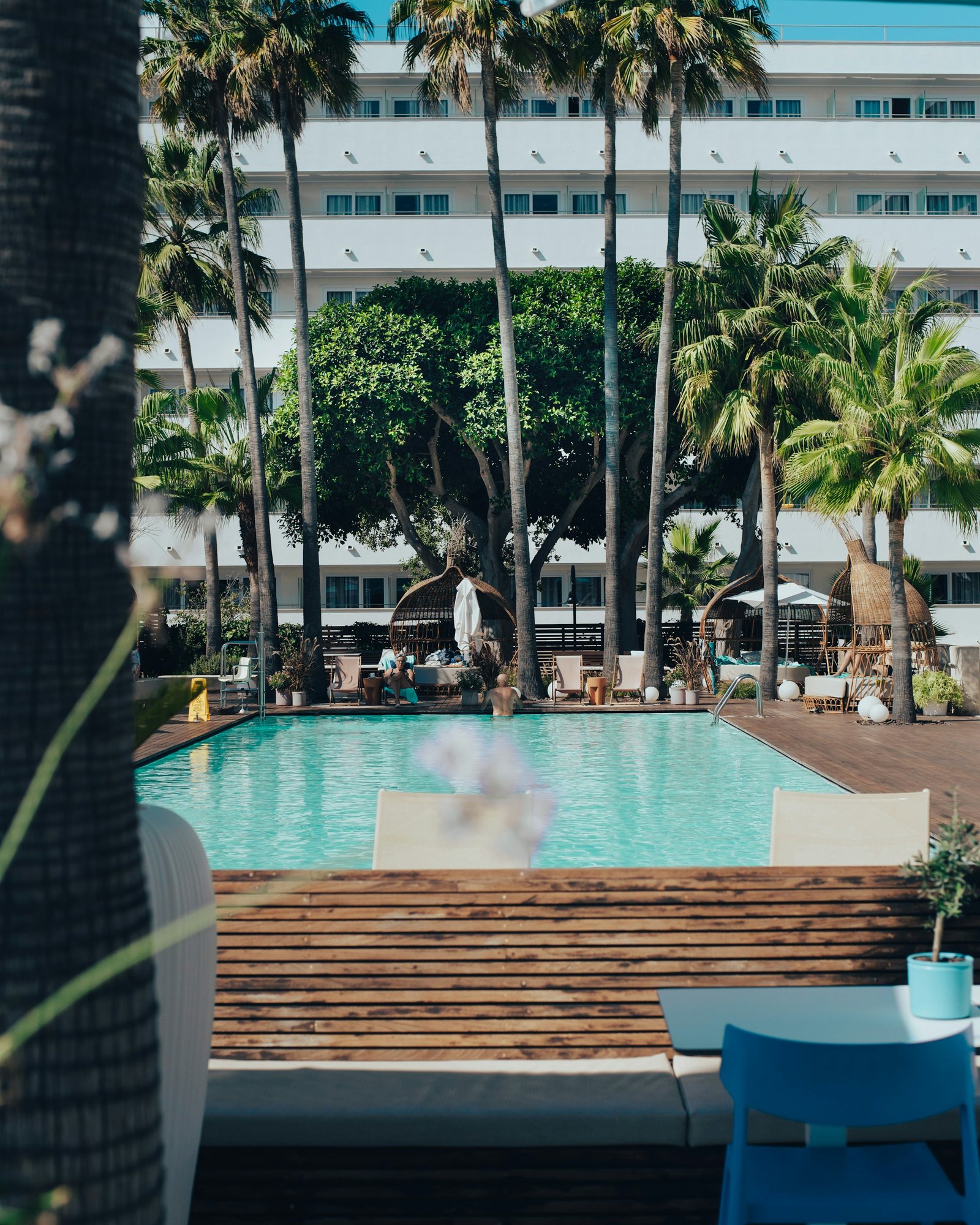 Mediterranes Hotel mit Pool und Palmen auf Mallorca