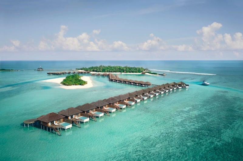 Anantara Veli Maldives Resort mit Villen über der türkisfarbenen Lagune