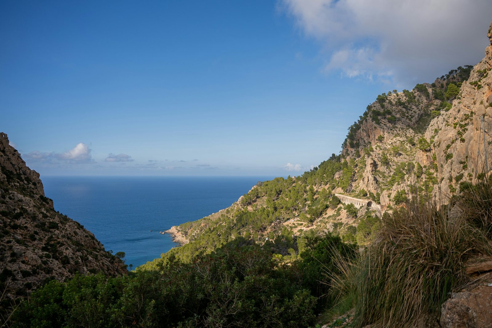 Mediterrane Küstenlandschaft mit Bergen und ruhigem Meer