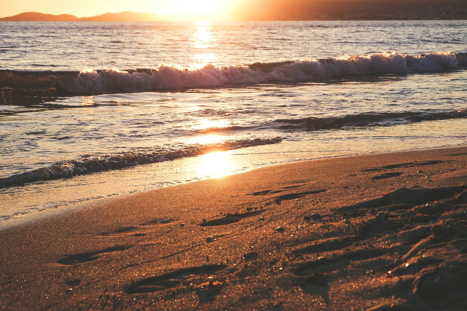 Ruhiger Sandstrand im warmen Abendlicht