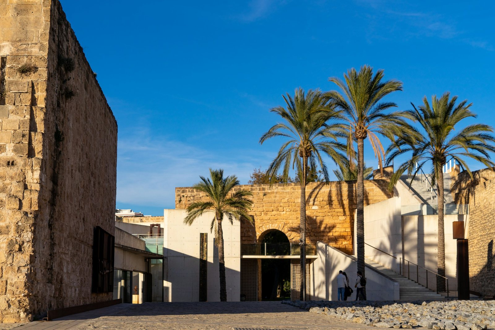 Mediterrane Architektur mit Palmen auf Mallorca