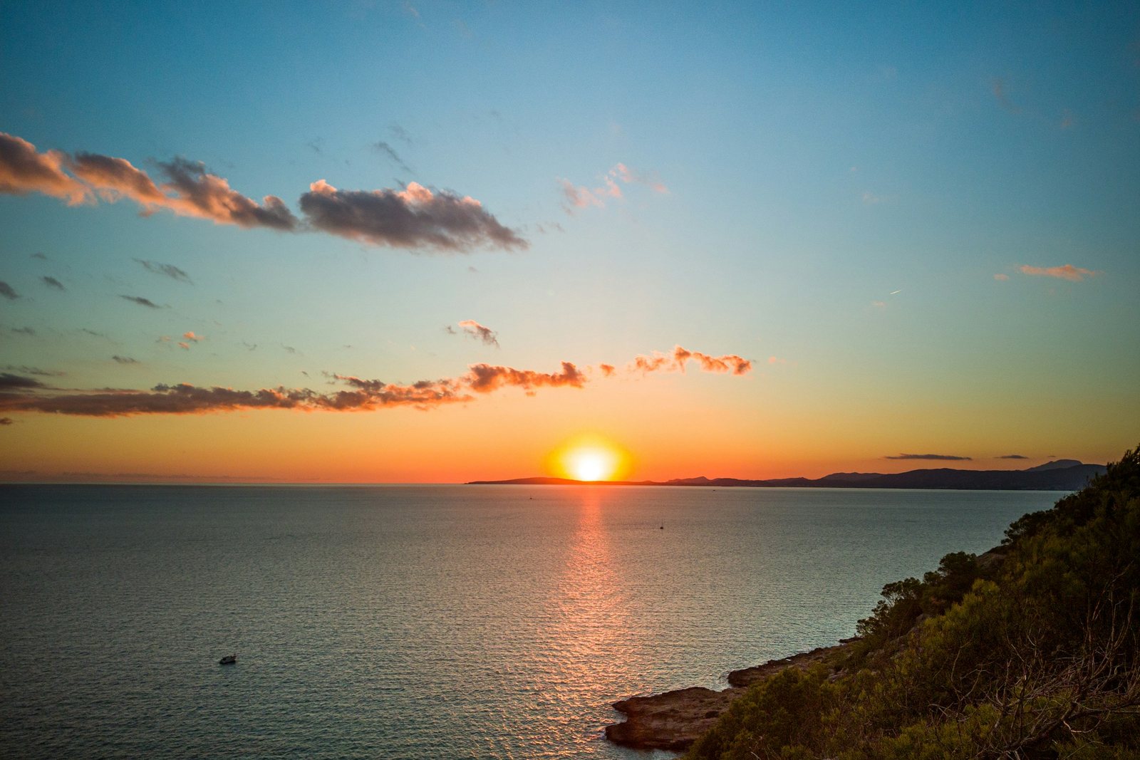Sonnenuntergang über einer mediterranen Küste